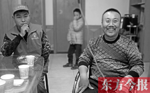12月2日，“豫殘聯(lián)盟”辦公室里，袁海軍打著點(diǎn)滴與殘疾人朋友們探討著接下來的公益事業(yè)