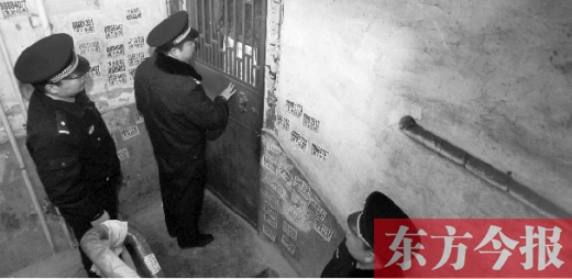 12月3日，鄭州市隴海路。執(zhí)法人員欲進入一戶未辦狗證的居民家中，強行將狗帶走