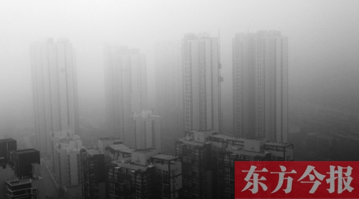 昨天早上，鄭州氣象臺發(fā)布大霧紅色預(yù)警，在霧霾籠罩下，鄭州市區(qū)的高樓大廈隱約可見