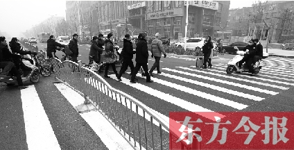 昨日，鄭州市建設(shè)路百花路口，馬路斑馬線被交通護欄隔斷