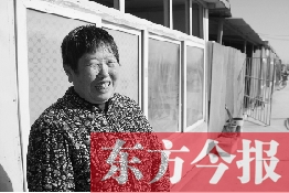 在京水村的臨時(shí)過(guò)渡區(qū)內(nèi)，一位大媽在儲(chǔ)存大白菜