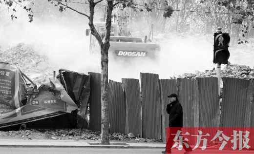 昨日，鄭州市未來路與緯四路交叉口一工地施工不除塵，加重了空氣污染