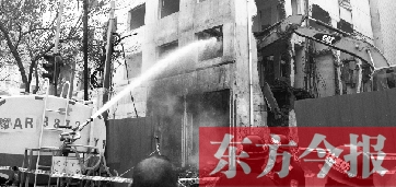 昨天早上8點(diǎn)半，鄭州市農(nóng)業(yè)路一拆遷工地，用兩臺噴水車噴水除塵，有效地阻止了施工揚(yáng)塵