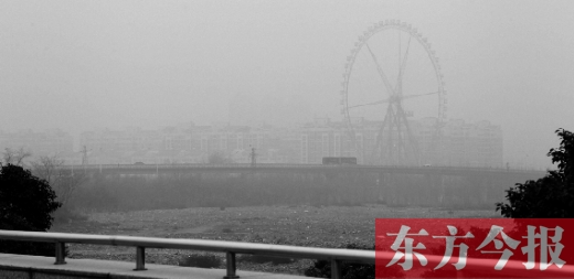 我看！我再看！我都看不見(jiàn)世紀(jì)歡樂(lè)園的巨大摩天輪了，送孩子上學(xué)的路，真快看不清了