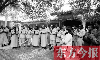 20名非洲洋弟子領取結業(yè)證書前，虔誠聆聽少林寺方丈禪語