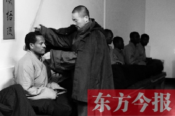 少林功夫講究禪武合一，坐禪當(dāng)然少不了,別看就是坐坐，姿勢(shì)都要師傅教