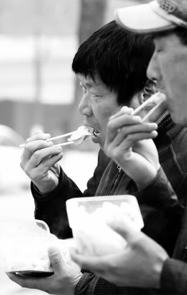昨天，幾十名網(wǎng)友響應(yīng)王孝力的號召，送餃子給鄭州市南陽路立交橋下的務(wù)工人員
