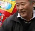 采訪我先買個(gè)氣球吧！大爺霸氣回答