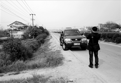 3月30日，一輛用來(lái)掃墓的軍車停放在合肥市小蜀山公墓附近。新華社發(fā)