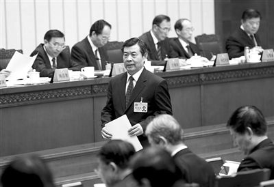 昨日，《消費(fèi)者權(quán)益保護(hù)法》修正案草案首次提交全國人大常委會審議，全國人大常委會法制工作委員會主任李適時作關(guān)于消費(fèi)者權(quán)益保護(hù)法修正案草案的說明。