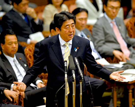 23日，安倍在參議院預(yù)算委員會發(fā)表講話。