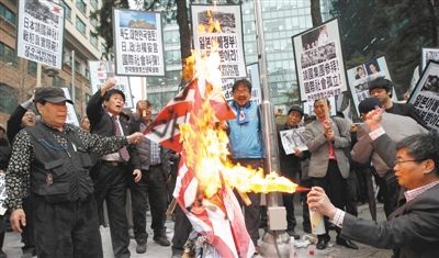  25日，首爾，韓國(guó)民眾舉行集會(huì)，抗議日本首相安倍晉三否認(rèn)侵略歷史、袒護(hù)內(nèi)閣大臣參拜靖國(guó)神社。