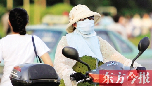 　昨日，鄭州街頭，一些女士全副“捂”裝，只為防暑防曬