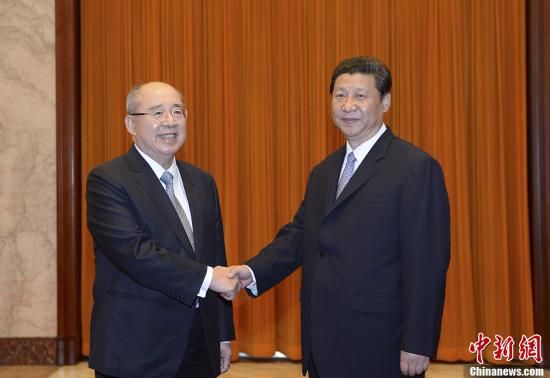 中共中央總書記習(xí)近平13日下午在北京人民大會堂會見了中國國民黨榮譽(yù)主席吳伯雄率領(lǐng)的國民黨大陸訪問團(tuán)一行。中新社發(fā) 廖攀 攝