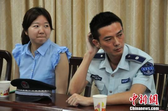 圖為參與“體驗式執(zhí)法”的兩名城管隊員?！埱邸z