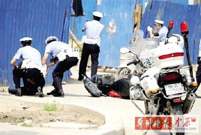 　一名歹徒被抓獲，另一名歹徒持槍劫持了一名門衛(wèi)。