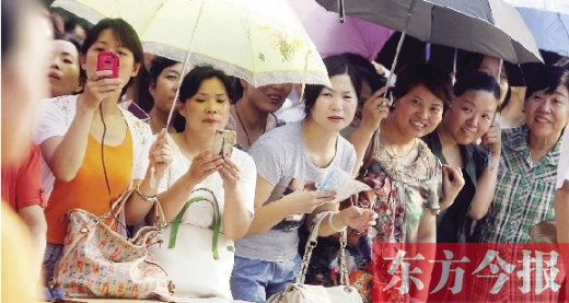 7月6日，鄭州市文化路省實(shí)驗(yàn)中學(xué)小升初測(cè)評(píng)點(diǎn)，家長(zhǎng)們聚集在一起，焦急地等待自己的孩子走出考場(chǎng) 劉棟杰