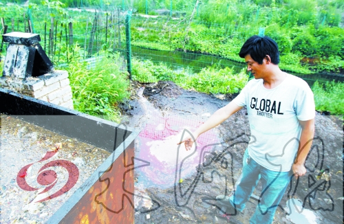 煉油點將骯臟、臭氣熏人的廢水直接排入溝渠。