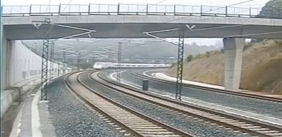 時速190公里的列車通過一個限速80公里的急轉(zhuǎn)彎。