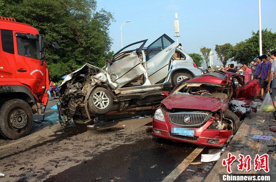 　　8月27日，四川宜賓城區(qū)濱江環(huán)線公路發(fā)生一起3車連環(huán)相撞的交通事故，已致4死2重傷。目前，2名重