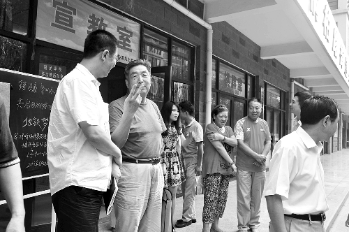 盧法舜（左二）伸出兩根手指，建議實(shí)行2元通票制。