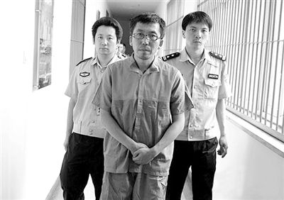 警方押解犯罪嫌疑人“立二拆四”。