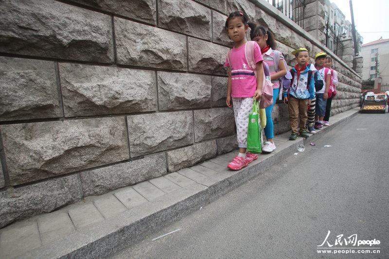 2013年09月11日，濟南運署街上，小學生走史上“最窄人行道”上學。圖片來源：CFP
