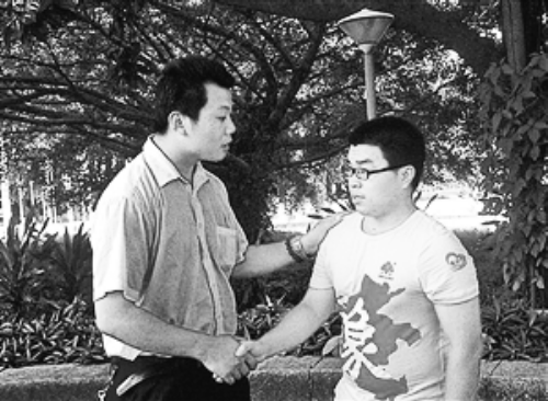 　王強(qiáng)（左）幫助的林富軍，今年考上了深圳大學(xué)。