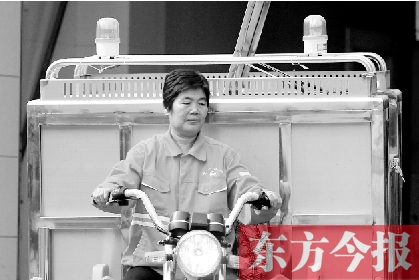 鄭州市金水區(qū)目前發(fā)放的第一批30輛新垃圾清運(yùn)車(chē)，已投入使用