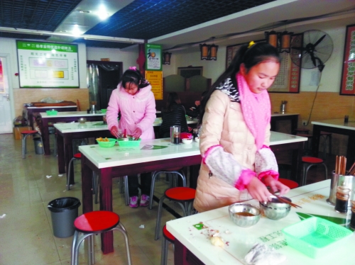 參加體驗的兩名學生成功“入職”后,開始收拾餐桌。