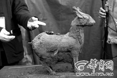 一件似羊似鹿的犧尊華麗亮相，可愛的造型“萌翻”現(xiàn)場(chǎng)。