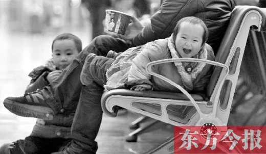 鄭州東站候車長(zhǎng)椅上，哈哈，馬上回家過年有禮物收了