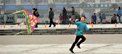昨日，省會(huì)天氣晴好，春意盎然。上午，在綠城廣場(chǎng)，一個(gè)小女孩在快樂(lè)地放風(fēng)箏。