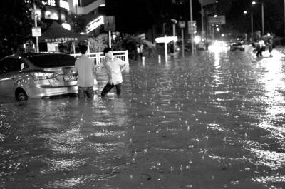 3月30日晚，深圳市區(qū)不少地段因暴雨積水，導(dǎo)致一些車輛在水中熄火。