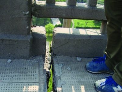 圖為大橋17號(hào)墩處橋面裂縫。梅建明 攝