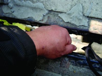 圖為大橋17號(hào)墩處橋面裂縫。梅建明 攝