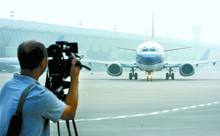 　8月28日，一架嶄新的波音737-800型飛機(jī)平穩(wěn)降落在鄭州新鄭國際機(jī)場。