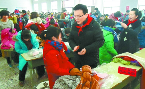 1月20日，省直團(tuán)工委組織19個省直廳局的38名青年干部，來到三門峽市澠池縣果園鄉(xiāng)，開展“大手拉小手