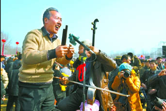 2月22日，寶豐馬街書(shū)會(huì)上，說(shuō)書(shū)藝人正在表演。記者 史長(zhǎng)來(lái) 攝