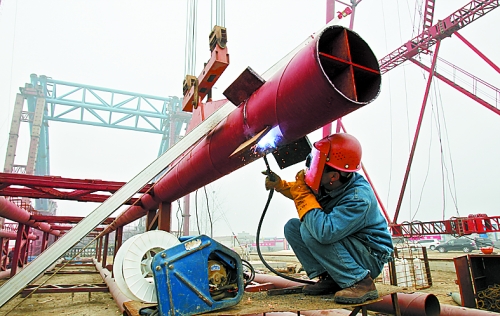 2月25日，在跨越南水北調(diào)總干渠的鄭州新鄭南段十里鋪公路橋施工現(xiàn)場，建設者在緊張地施工。