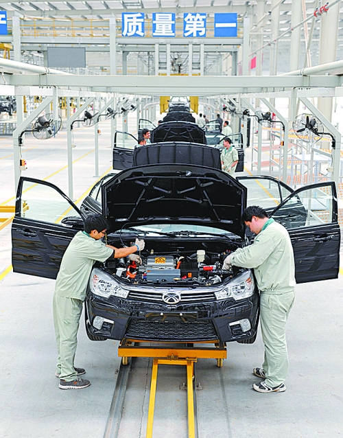 　　4月16日，新鄉(xiāng)市新能電動(dòng)汽車有限公司的工作人員在電動(dòng)汽車生產(chǎn)流水線上作業(yè)。目前，新鄉(xiāng)現(xiàn)有規(guī)模以