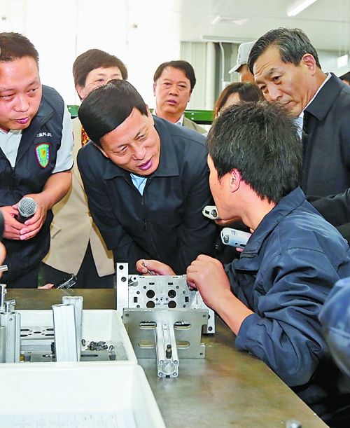 4月24日，省委副書記、省長謝伏瞻在濟源虎嶺產(chǎn)業(yè)集聚區(qū)考察。