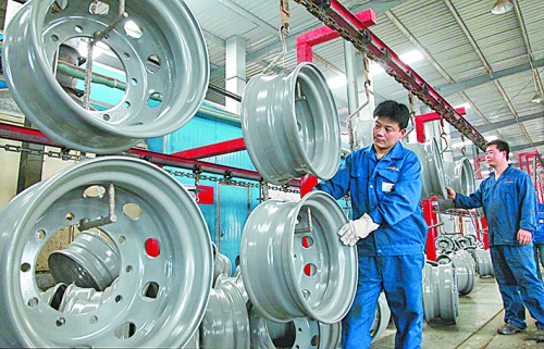 4月25日，許昌恒豐實業(yè)有限公司的員工正在生產(chǎn)重卡車輪。喬利峰 攝