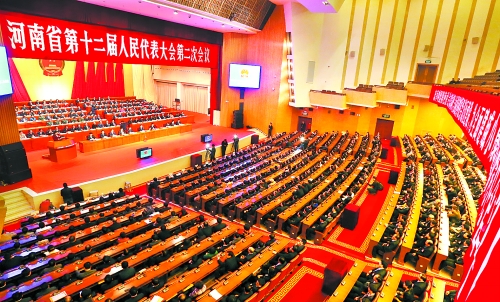 　4月1日下午，河南省第十二屆人民代表大會(huì)第二次會(huì)議在省人民會(huì)堂開幕。 記者 郭 宇 董 亮 攝