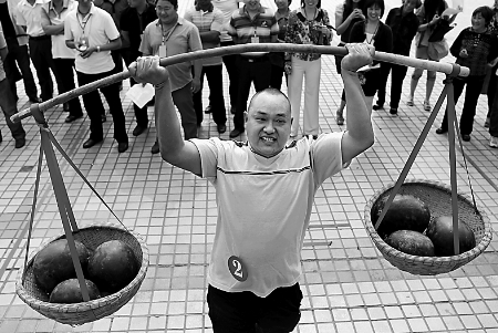 節(jié)會現(xiàn)場，一位瓜農(nóng)正在表演西瓜舉重。