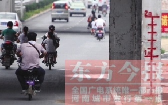 昨日，鄭州市航海路與京廣鐵路立交橋下，用紅線標(biāo)注的“水位警戒線”
