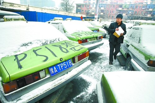 　12月21日，工作人員正在登記套牌出租車、假出租車