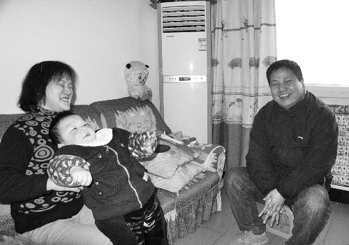 恩人找到了、飯碗保住了，張新明（右）與原竹青都開心地笑了。