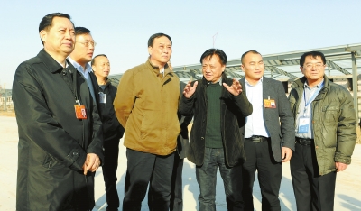 　　鄭州手拉手集團董事長賈長明（右三）向省農(nóng)業(yè)廳廳長朱孟洲（右四），省政府副秘書長、省政府駐京辦主任