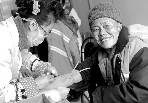 1月14日，汝南縣為全縣460多名環(huán)衛(wèi)工人免費(fèi)進(jìn)行心電圖、胸透等13項(xiàng)健康檢查，并建立了個人健康檔案
